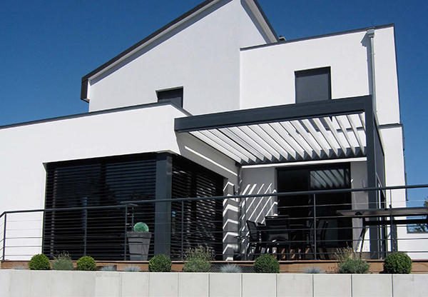 Pourquoi faire le choix d’une pergola bioclimatique sur-mesure ?